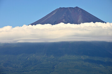 道志山塊の杓子山山頂より望む夏の富士山
