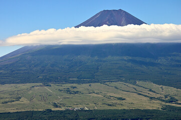 道志山塊の杓子山山頂より望む夏の富士山
