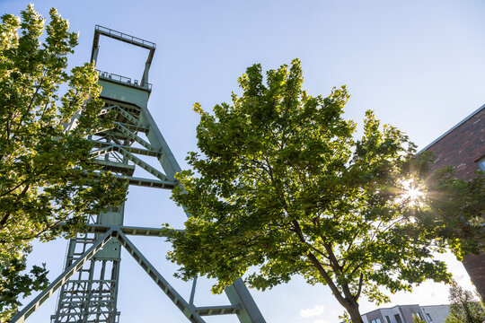 F&ouml;rderturm der ehemaligen Zeche Osterfeld in Oberhausen Osterfeld am Eingang der OLGA