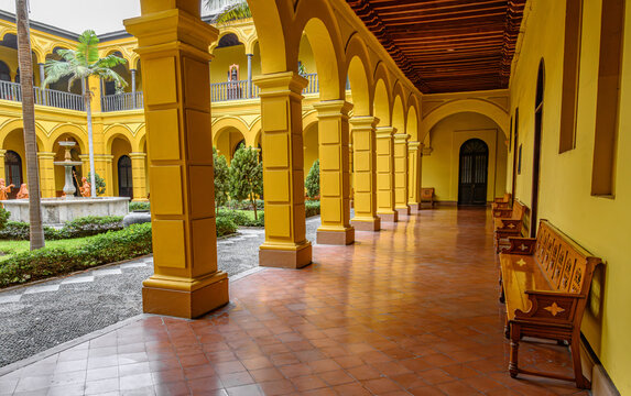 Interior da igreja de Santo Domingo em Lima, Peru. 