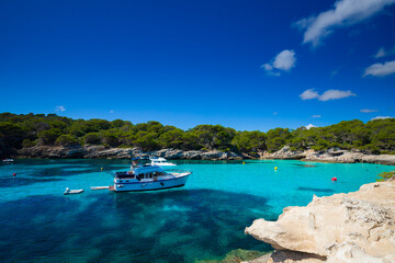 Krajobraz morski i widok na skaliste wybrzeże, pocztówka z podróży, wakacje i zwiedzanie hiszpańskiej wyspy Menorca, Hiszpania - obrazy, fototapety, plakaty