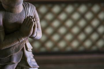 京都 高山寺の板の間に置かれた善財童子の木像の可愛らしい手 - obrazy, fototapety, plakaty