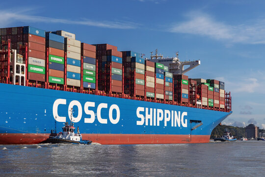 Das Containerriese Cosco Shipping Universe auf der Elbe beim Einllaufen aus dem Hamburger Hafen mit Schleppern. Hamburg, Deutschland am 8. Oktober 2023.