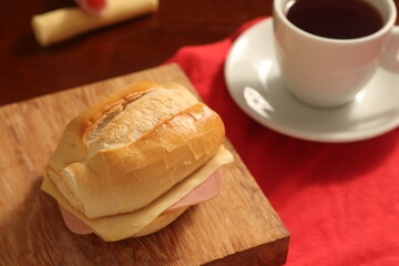 Pão frânces com queijo e presunto