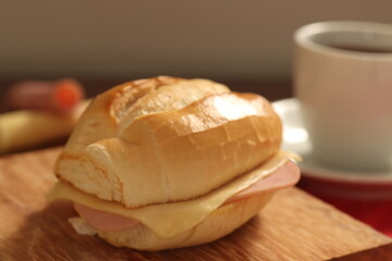Pão frânces com queijo e presunto