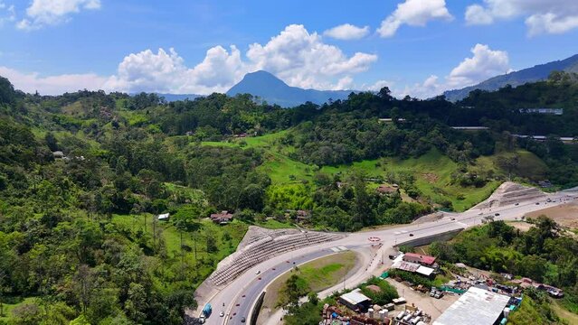 Video realizado en el Municipio de Amag&aacute;, suroeste Antioque&ntilde;o, donde se muestra la carretera conocida como Conexi&oacute;n Pac&iacute;fico 1, actualmente en construcci&oacute;n.		
		
		
		
		
		
		
		
		
		
		
		
		