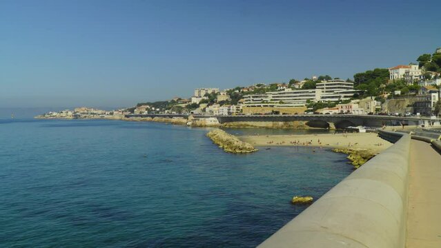 Marseille et son littoral depuis la corniche avec ses plages et la mer dans le centre ville, avec les bateaux, la vue sur le frioul avec les calanques