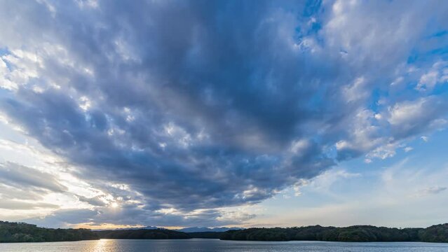 湖畔の夕暮れ時