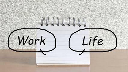 テーブルに立てたメモ帳_正面_WorkとLife文字入り