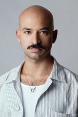 Giovane con baffo nero e piercing