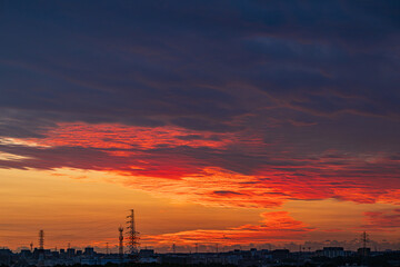 朝焼け雲とシルエットの鉄塔