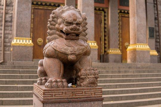 stone statue of a lion at the entrance to the Buddhist datsan Gunzechoinei