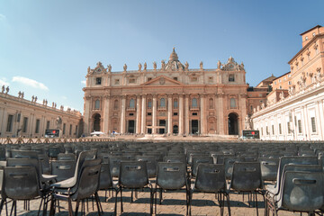 Naklejka premium Photograph of auditorium with empty chairs. Mass in the Vatican. Saint Peter's Square. Event. Grouping of chairs. Concentration of people.
