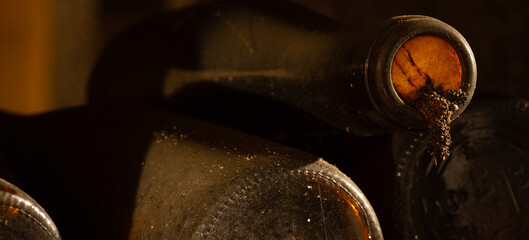 Weinflaschen im Keller