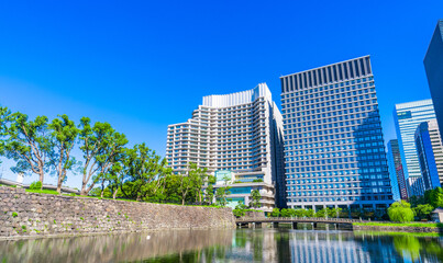 皇居のお堀「和田倉濠」とオフィスビル群 東京丸の内〜大手町