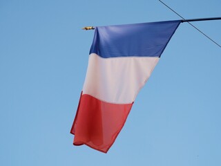 Französische Flagge weht draußen im Wind