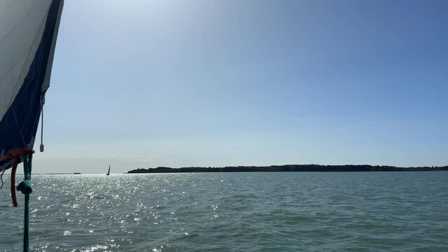 Voilier au large de l&rsquo;&icirc;le d&rsquo;aix