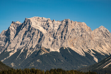 Blick zur Zugspitze mit Bergstation