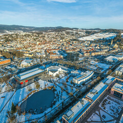 Winterliche Abendstimmung an der Donau in Deggendorf, Blick über die Stadthalle zur Innenstadt