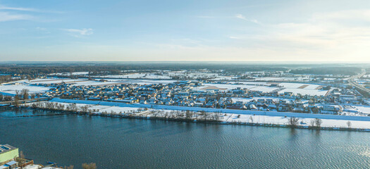 Winterliche Abendstimmung an der Donau in Deggendorf, Ausblick auf den Stadtteil Fischerdorf