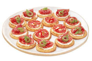 prato com porção de canapés de salame com cream cheese isolado em fundo transparente - antepasto de salame