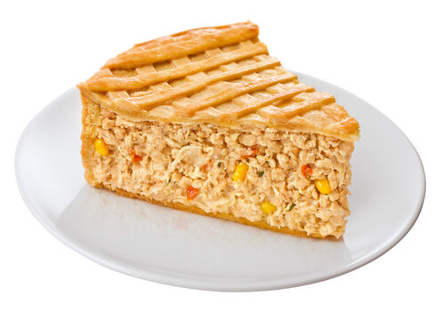 prato com fatia de torta de frango com legumes isolado em fundo transparente