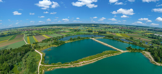 Die Baggersee-Landschaft in den Donau-Auen bei Schwenningen in Schwaben von oben