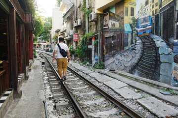 Man walking at Train Street in Hanoi, Vietnam - ベトナム ハノイ トレインストリートを歩く男性