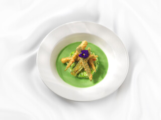 Gemüsestreifen, essbare Blüte, Suppe, grüne Suppe, Tellergericht,