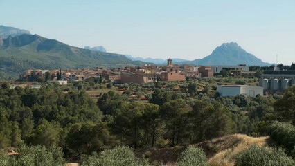 Fototapeta na wymiar Vista de pueblo en entorno rural con montañas de fondo