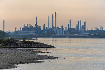Der Rhein bei Porz-Langel, Köln, mit Blick auf Raffinerie-Anlagen