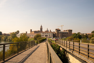 Fototapeta na wymiar Blick auf die Fassaden der alten historischen Stadt Mantua