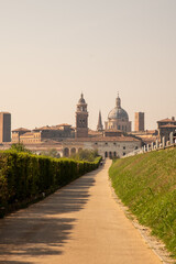 Blick auf die Fassaden der alten historischen Stadt Mantua