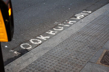 'LOOK BOTH WAYS' Hinweis an einem Fußgängerüberweg im Ortsteil Camden in London, UK.