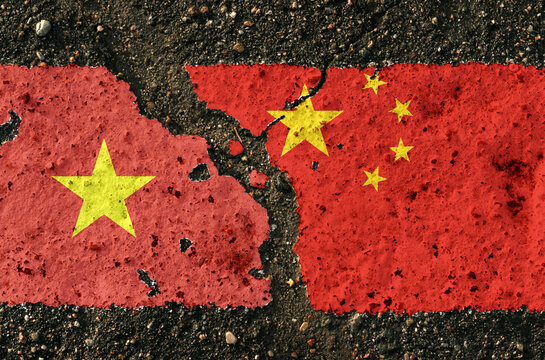 On the pavement are images of the flags of Vietnam and China, as a symbol of confrontation.