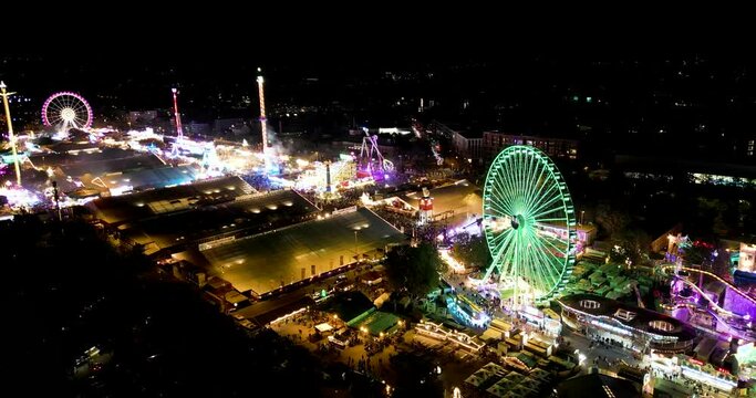 Wundersch&ouml;ner Rundflug des Riesenrads auf dem Canstatter Wasen bei Nacht. Diese Aufnahme wurde am letzten Tag des Volksfestes aufgenommen.