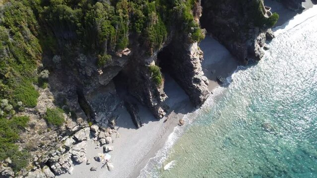 Vista aerea della Grotta degli amanti ripresa con il drone presso la bellissima scogliera di Cittadella del Capo, Bonifati in Calabria provincia di Cosenza