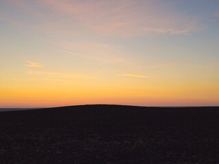 Obraz premium A sunset over a field