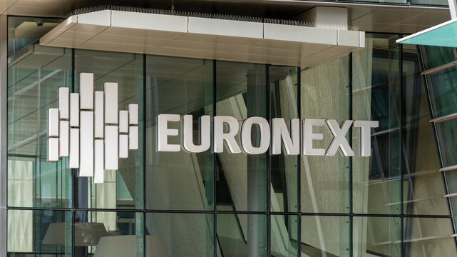 Courbevoie, France - 9 octobre 2023: Enseigne et logo &agrave; l'entr&eacute;e de l'immeuble Euronext dans le quartier des affaires de Paris La D&eacute;fense. Euronext est la principale place boursi&egrave;re de la zone euro