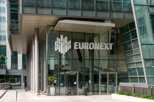 Courbevoie, France - 9 octobre 2023: Entr&eacute;e de l'immeuble Euronext dans le quartier des affaires de Paris La D&eacute;fense. Euronext est la principale place boursi&egrave;re de la zone euro