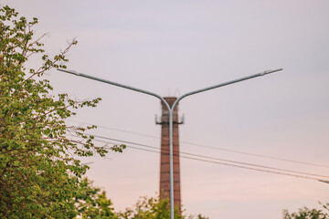 Obraz premium power lines in the city