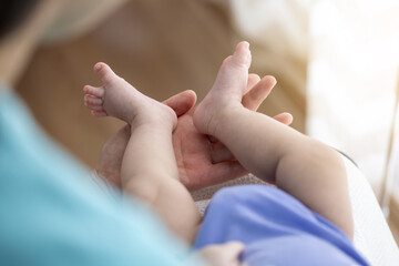신생아를 안고있는 엄마와 신생아의 발