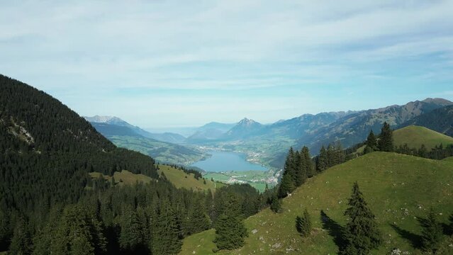 Luftaufnahme vom Sarnersee in der Schweiz