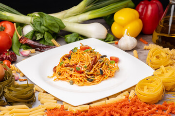 plato de espaguetti con verduras