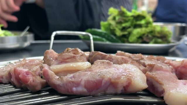 한국식 돼지고기 바베큐중 악어살, 목등심 특수부위 숯불 구이 하는 모습 4k 24 slow