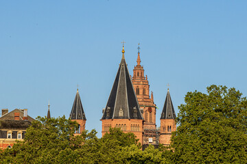 Fototapeta na wymiar Die Türme des Mainzer Doms, Westturm mit dem steinernen Turmhelm von Franz Michael Neumann und den drei Osttürmen