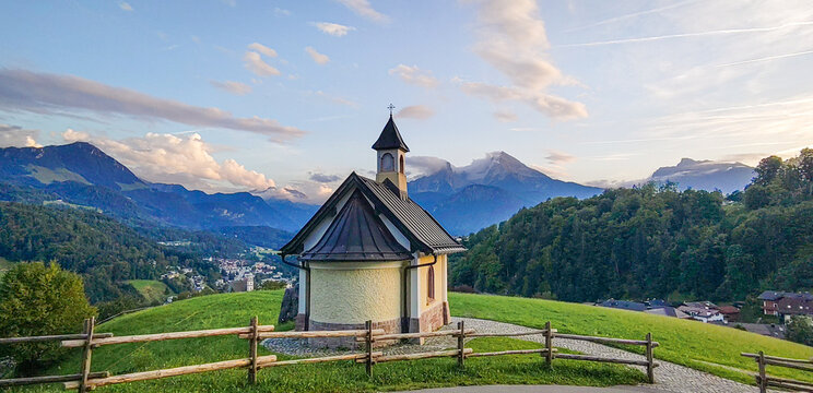 Kirchleitn Kapelle in Berchtesgaden mit Bergpanorama und dem Watzmannim Hintergrund