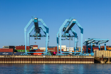 Zwei Containerterminals in einem Industriehafen - obrazy, fototapety, plakaty