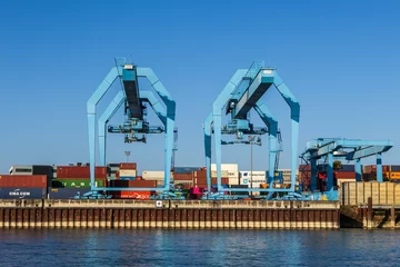 Fototapeten Zwei Containerterminals in einem Industriehafen © mitifoto