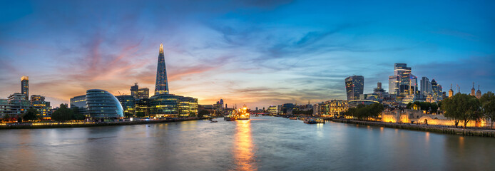 London Cityscape panorama at sunset - obrazy, fototapety, plakaty